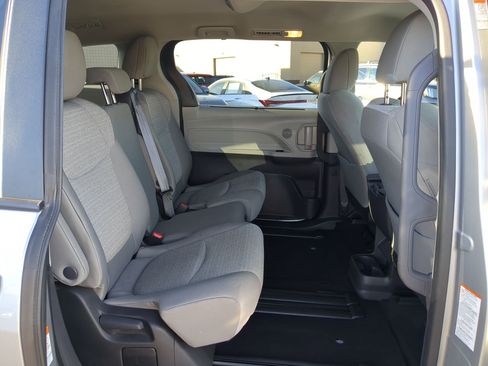 Used 2024 Toyota Sienna LE image 31