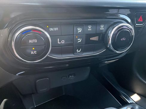 Used 2025 Chevrolet Trax LT FWD image 34
