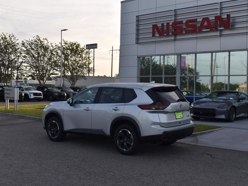 Used 2024 Nissan Rogue SV image 5