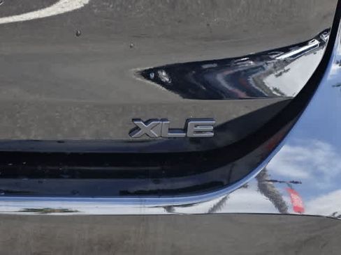 Used 2025 Toyota Highlander XLE FWD image 11