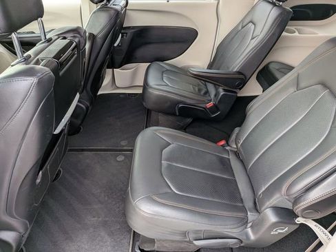 Certified 2018 Chrysler Pacifica Touring-L Plus image 24