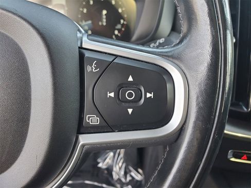 Used 2019 Volvo XC60 T5 Momentum w/ Multimedia Package image 6