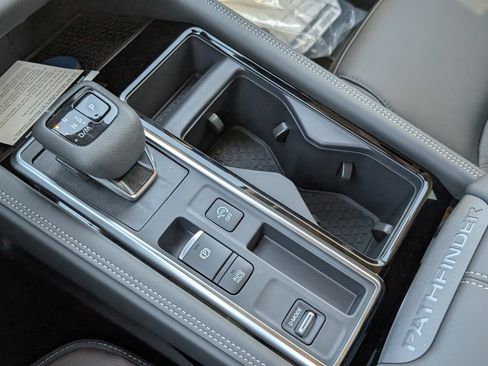 New 2026 Nissan Pathfinder Platinum w/ Accent Package FWD image 17