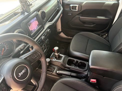 Used 2023 Jeep Gladiator Sport AWD/4WD image 15