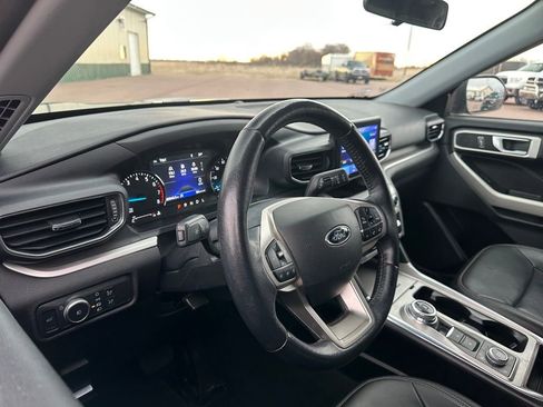 Used 2022 Ford Explorer XLT w/ Equipment Group 202A image 2