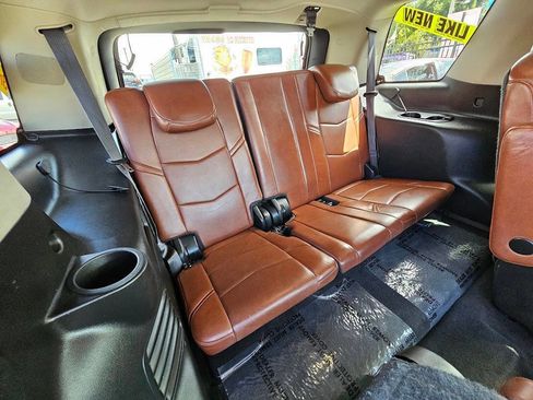 Used 2015 Cadillac Escalade Luxury image 18