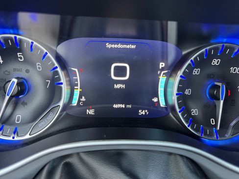 Used 2021 Chrysler Pacifica Touring w/ S Appearance Package image 11