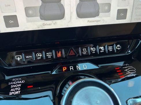 Used 2024 Jeep Grand Wagoneer Series III w/ Rear Seat Video Group 1 AWD/4WD image 37