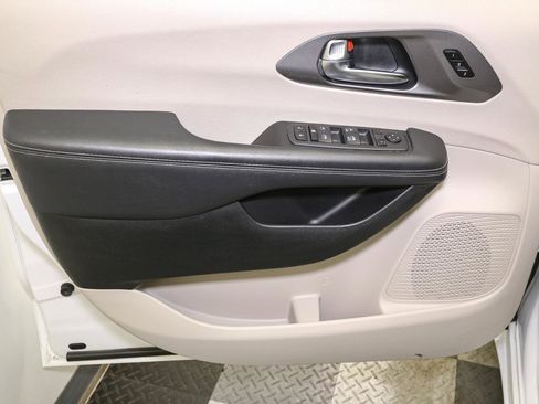 Used 2024 Chrysler Pacifica Touring-L image 38