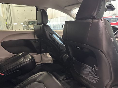 Used 2024 Chrysler Pacifica Touring-L AWD/4WD image 33