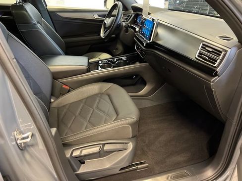 Certified 2024 Volkswagen Atlas Cross Sport SE FWD image 11