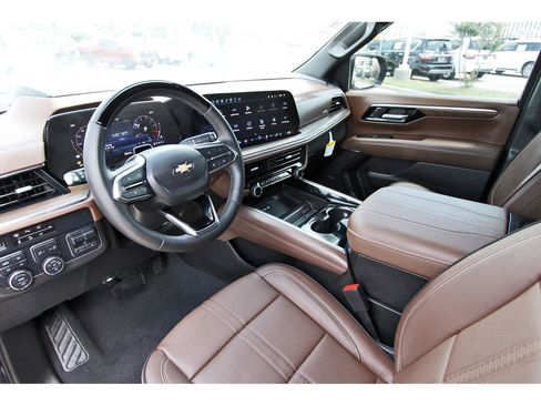 Used 2025 Chevrolet Suburban High Country AWD/4WD image 11