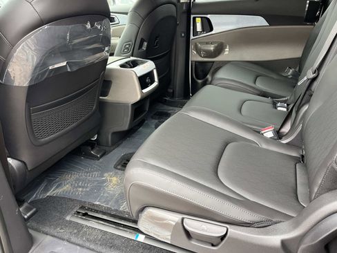 New 2026 Kia Carnival EX FWD image 19
