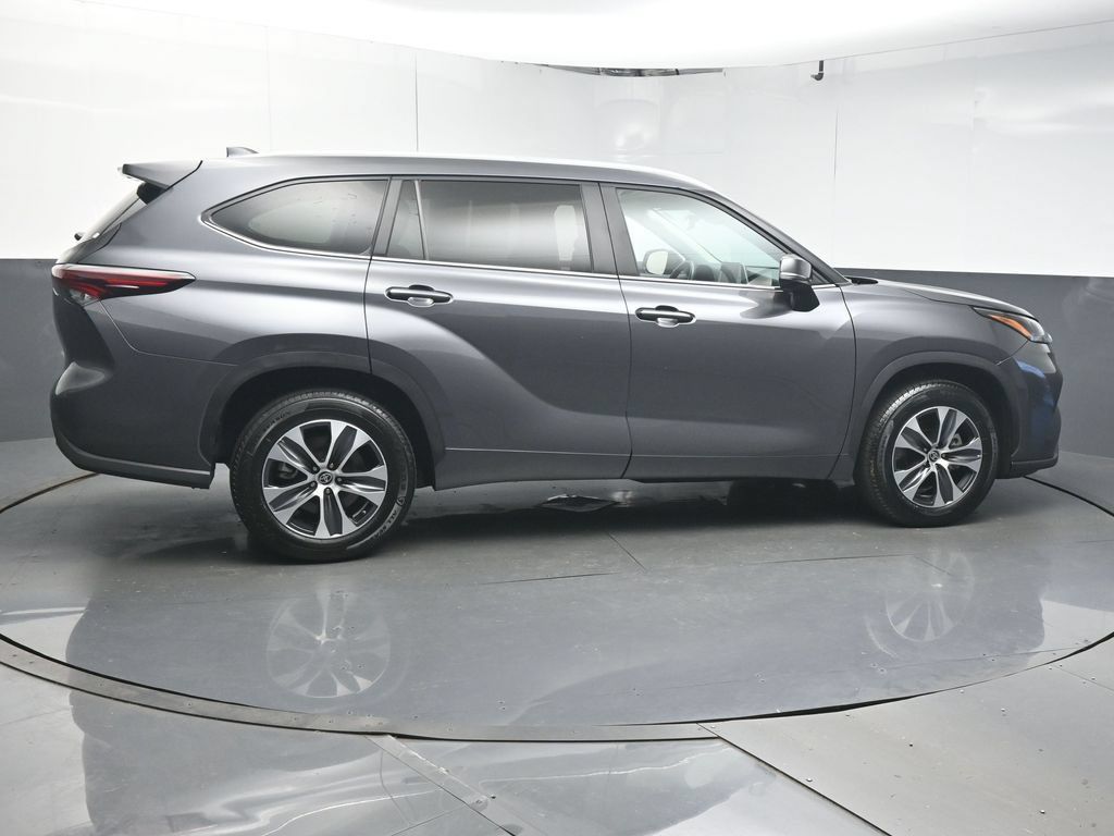 Used 2024 Toyota Highlander XLE FWD image 8