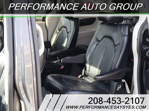 Used 2019 Chrysler Pacifica Touring-L image 13