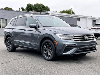 Used 2024 Volkswagen Tiguan SE w/ Panoramic Sunroof Package