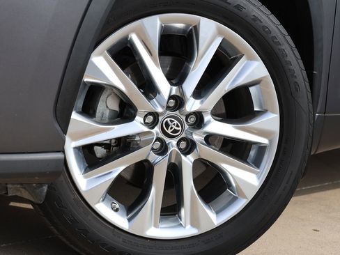 Used 2024 Toyota Highlander Limited FWD image 12