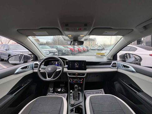 Used 2025 Volkswagen Taos SE AWD/4WD image 19