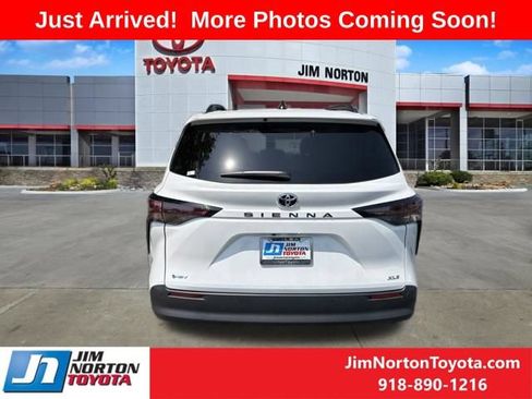 Used 2026 Toyota Sienna XLE FWD image 4
