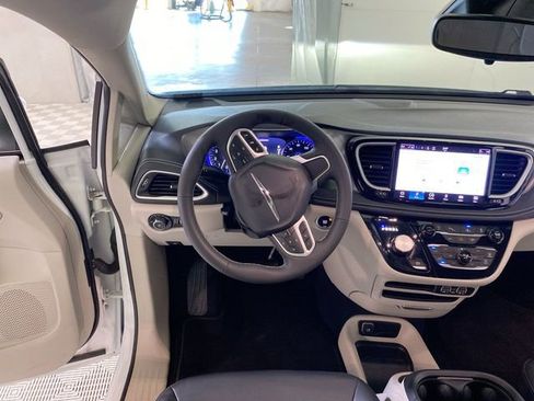 Used 2023 Chrysler Pacifica Touring-L AWD/4WD image 34