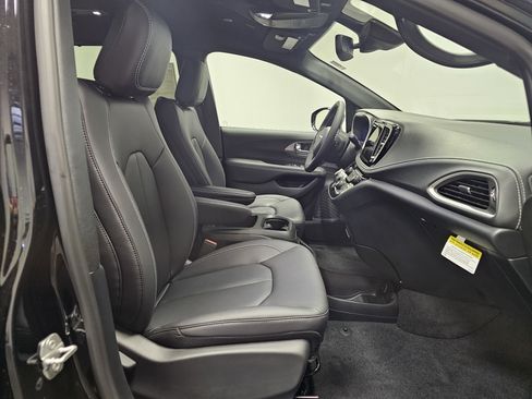 New 2026 Chrysler Pacifica Select image 14
