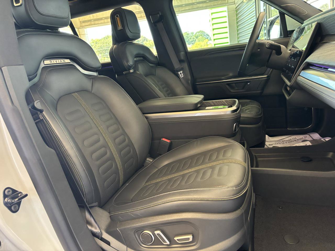 Used 2025 Rivian R1S Adventure Dual AWD/4WD image 19