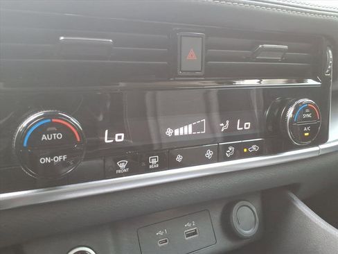 Used 2021 Nissan Rogue SV image 11