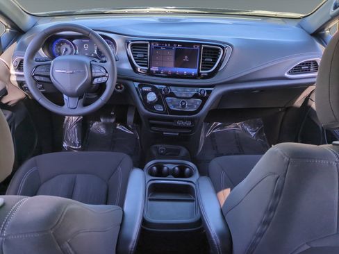 Used 2024 Chrysler Pacifica Touring image 10