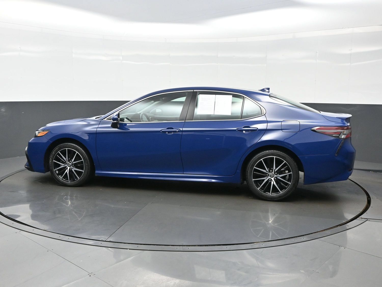 Used 2024 Toyota Camry SE FWD image 3