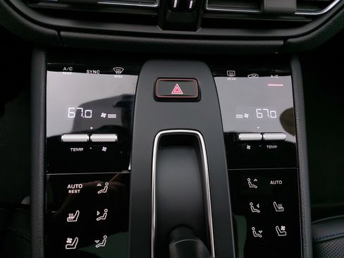 Used 2025 Porsche Macan image 23