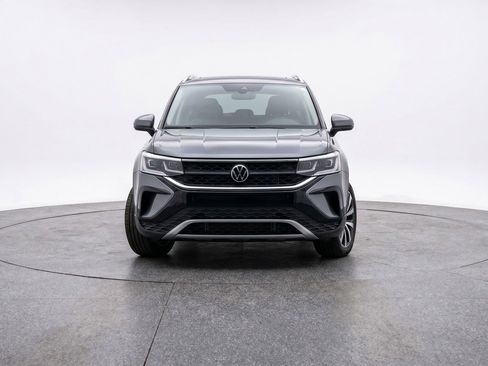 Used 2025 Volkswagen Taos SE image 2