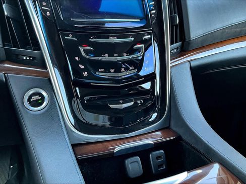 Used 2018 Cadillac Escalade Luxury image 33