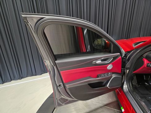 Used 2017 Alfa Romeo Giulia Quadrifoglio image 22