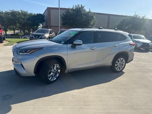 Used 2023 Toyota Highlander Limited FWD image 7