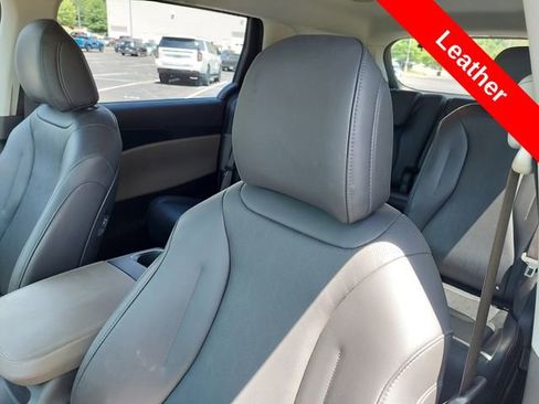 Used 2025 Kia Carnival FWD image 6