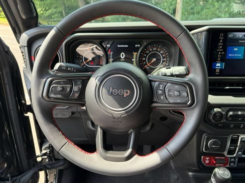 Used 2024 Jeep Wrangler Unlimited Rubicon AWD/4WD image 13