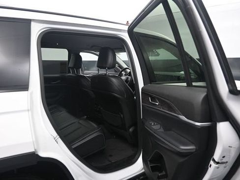 Used 2023 Jeep Grand Cherokee Limited w/ Black Appearance Package AWD/4WD image 46