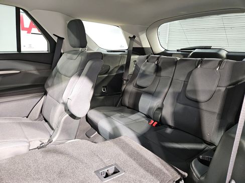 Used 2025 Ford Explorer Active RWD image 37
