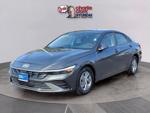 Certified 2025 Hyundai Elantra SE image 1