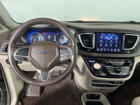 Used 2020 Chrysler Pacifica Touring-L Plus image 17