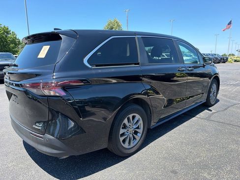 Used 2024 Toyota Sienna XLE AWD/4WD image 3