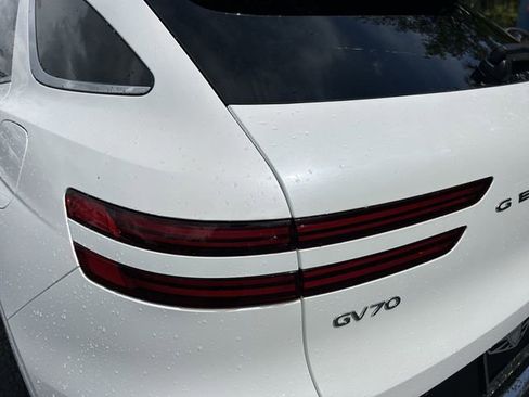Used 2026 Genesis GV70 2.5T Select image 14