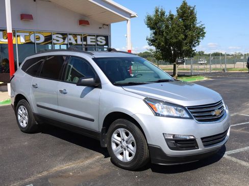 Used 2017 Chevrolet Traverse LS FWD image 3