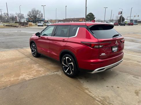 Used 2023 Mitsubishi Outlander SE image 3