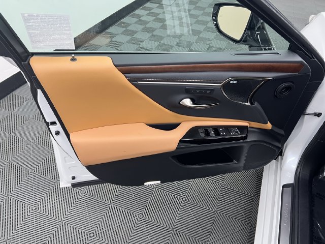 Certified 2025 Lexus ES 350 w/ Accessory Package (Z1) FWD image 9