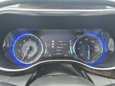 Used 2023 Chrysler Pacifica Limited FWD image 15