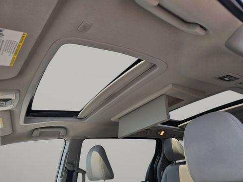 Used 2020 Toyota Sienna XLE Premium AWD/4WD image 7