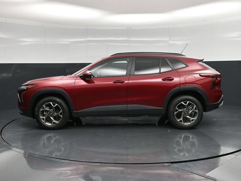 Used 2025 Chevrolet Trax LT w/ LT Convenience Package FWD image 8