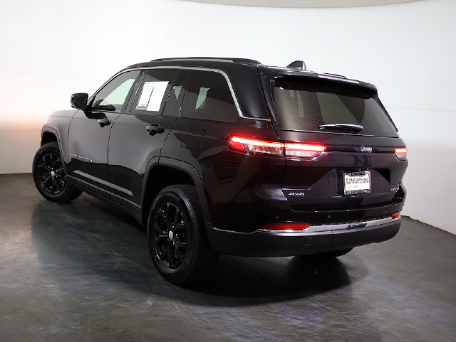 Used 2024 Jeep Grand Cherokee Limited AWD/4WD image 2