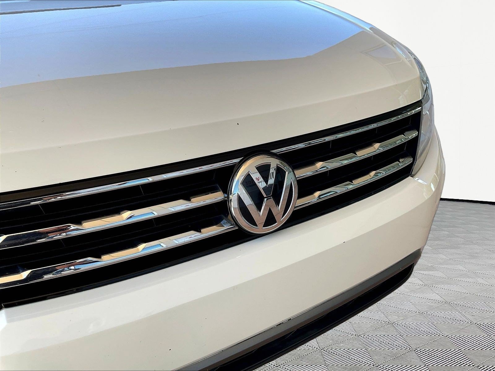 Used 2019 Volkswagen Tiguan SE w/ Panoramic Sunroof Package FWD image 30